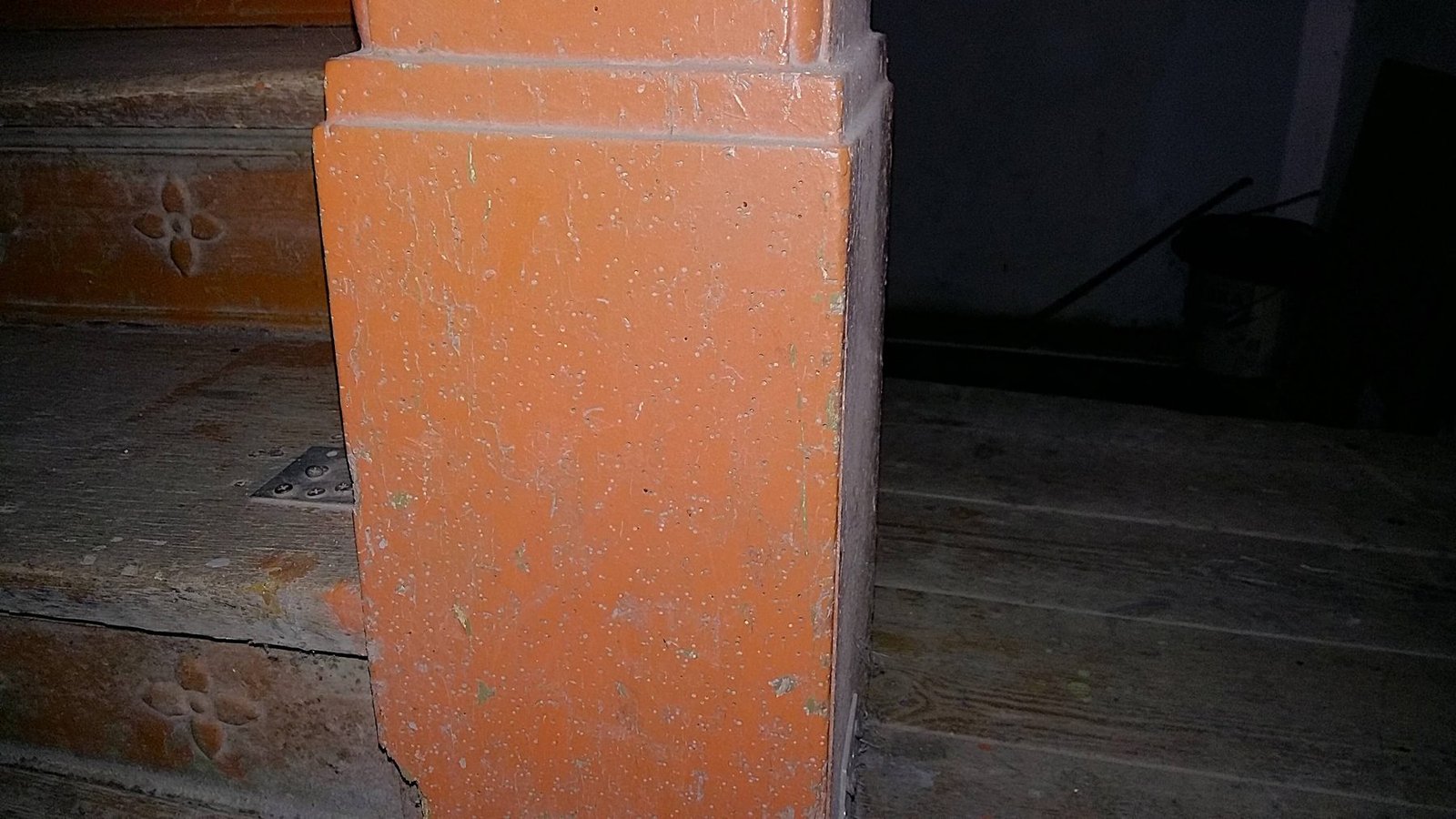 Drewniany element konstrukcyjny porażony przez kołatka domowego (Anobium punctatum) w kamienicy z 1900 roku